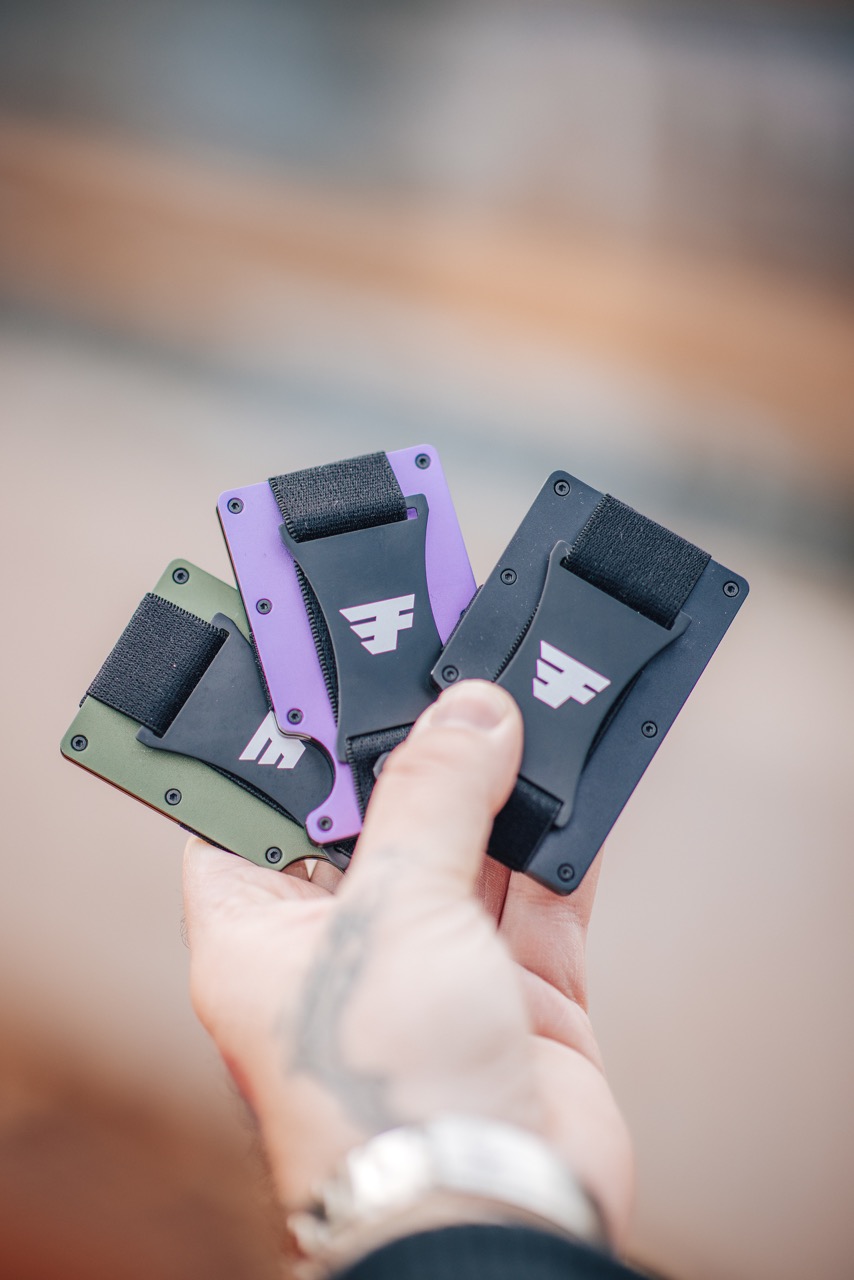 FLYING GEAR – kovové peněženky a výbava