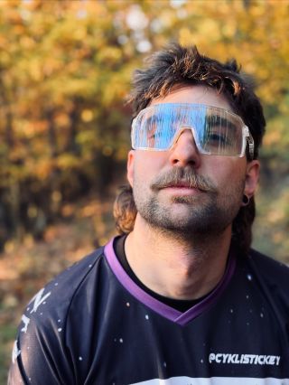 Dobrá nálada? Absolutní základ. Tu máme při ježdění vždycky v kapse 😎🚴‍♂️ A co vy? Víkend ve stylu chill mode nebo jdete...