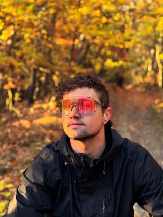 Vůně suchýho listí. Volný cyklostezky. Všude červeno a žluto. Příjemnej chládek a zpomalenej mood.🍁🍁🍂🍂 Phantom Grey x Red...